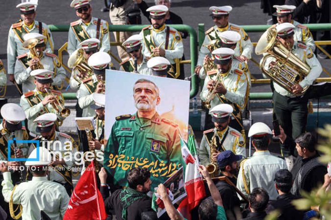 همراهی شخصیتها با مردم در تشییع «شهدای اقتدار ملی»؛ از روسای قوا تا شمخانی مجروح همراهی شخصیتها با مردم در تشییع «شهدای اقتدار ملی»؛ از روسای قوا تا شمخانی مجروح