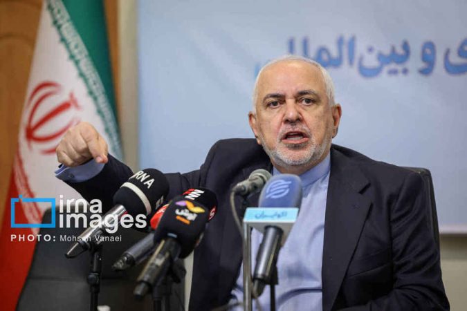 ظریف: حضور بیباکانه رهبر انقلاب، القائاتِ دروغ مزدوران را نقش بر آب کرد ظریف: حضور بیباکانه رهبر انقلاب، القائاتِ دروغ مزدوران را نقش بر آب کرد