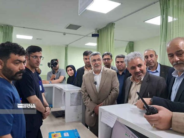 وزیر بهداشت: تجهیزات درمان بیماران در ایلام تا دو سال آینده تامین میشود وزیر بهداشت: تجهیزات درمان بیماران در ایلام تا دو سال آینده تامین میشود