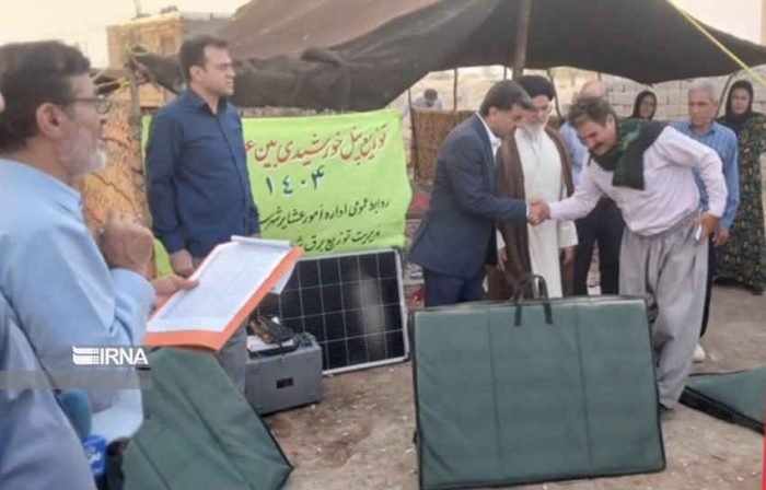 توزیع ۴۰ پنل خورشیدی بین عشایر دهلران در هفته دولت توزیع ۴۰ پنل خورشیدی بین عشایر دهلران در هفته دولت