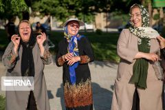 در اوج فشارهای زندگی، چگونه شاد باشیم؟ در اوج فشارهای زندگی، چگونه شاد باشیم؟