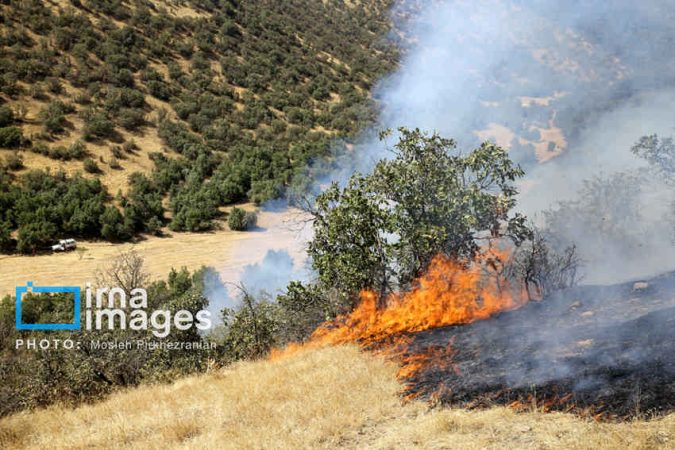 تلاش برای مهار آتش‌سوزی گسترده مراتع « زرنه» ایوان ادامه دارد