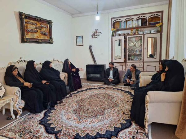تجلیل مدیرکل کتابخانههای عمومی استان و مدیرکل کانون پرورش فکری کودکان و نوجوانان از مادر شهید نورمحمد بابایی تجلیل مدیرکل کتابخانههای عمومی استان و مدیرکل کانون پرورش فکری کودکان و نوجوانان از مادر شهید نورمحمد بابایی