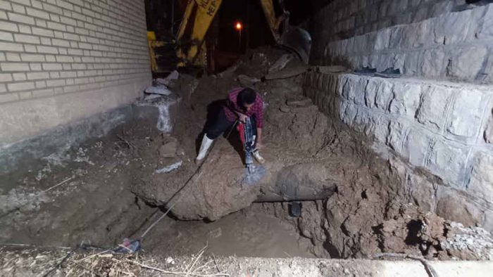 رفع شکستگی خط انتقال آب در سایت پمپاژ سیاهگل ایوان رفع شکستگی خط انتقال آب در سایت پمپاژ سیاهگل ایوان