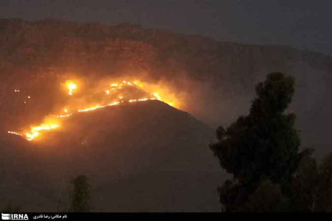 ۱۲ هکتار از جنگلهای تنگه رازیانه بدره در آتش سوخت ۱۲ هکتار از جنگلهای تنگه رازیانه بدره در آتش سوخت