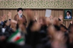 رهبر انقلاب: ۱۳ آبان باید در تاریخ و حافظه ملی بماند/ اختلاف ایران و آمریکا ذاتی است