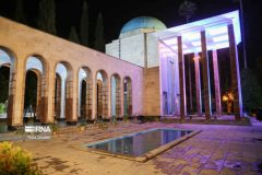 سعدی نگریستن به جزئیات را درک معنای زندگی میداند سعدی نگریستن به جزئیات را درک معنای زندگی میداند