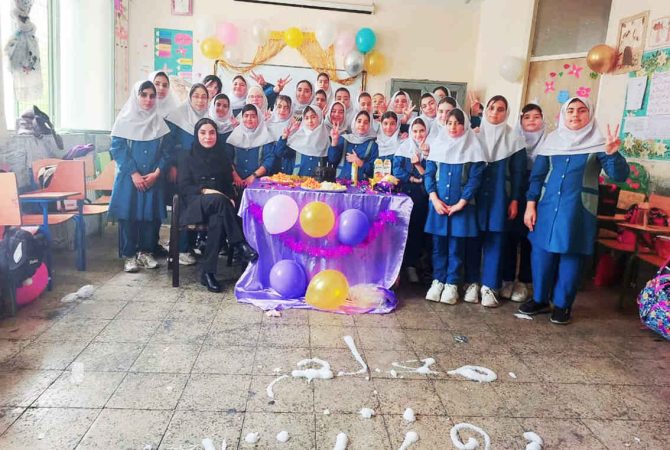جا ماندهام در دل بچهها، با دستی پر از دستهای کوچک   *زهرا قاسمیان جا ماندهام در دل بچهها، با دستی پر از دستهای کوچک   *زهرا قاسمیان