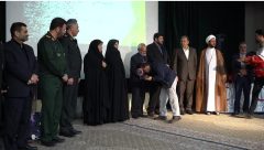 بوسه مدیرعامل پتروشیمی ایلام بر دستان پدر شهید رضایینژاد بوسه مدیرعامل پتروشیمی ایلام بر دستان پدر شهید رضایینژاد
