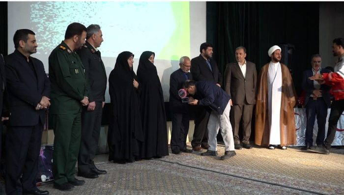 بوسه مدیرعامل پتروشیمی ایلام بر دستان پدر شهید رضایینژاد بوسه مدیرعامل پتروشیمی ایلام بر دستان پدر شهید رضایینژاد