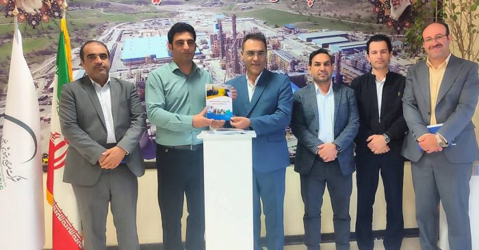 ‍ با حضور مدیرعامل پتروشیمی ایلام؛ کتاب اصول ایمنی در صنایع پتروشیمی رونمایی شد