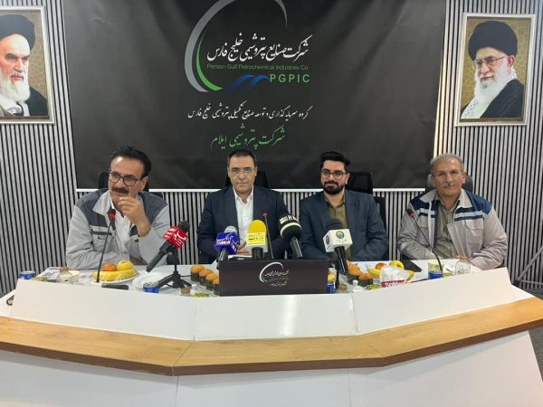 نشست خبری مدیران پتروشیمی و اصحاب رسانه استان ایلام برگزار شد. نشست خبری مدیران پتروشیمی و اصحاب رسانه استان ایلام برگزار شد.